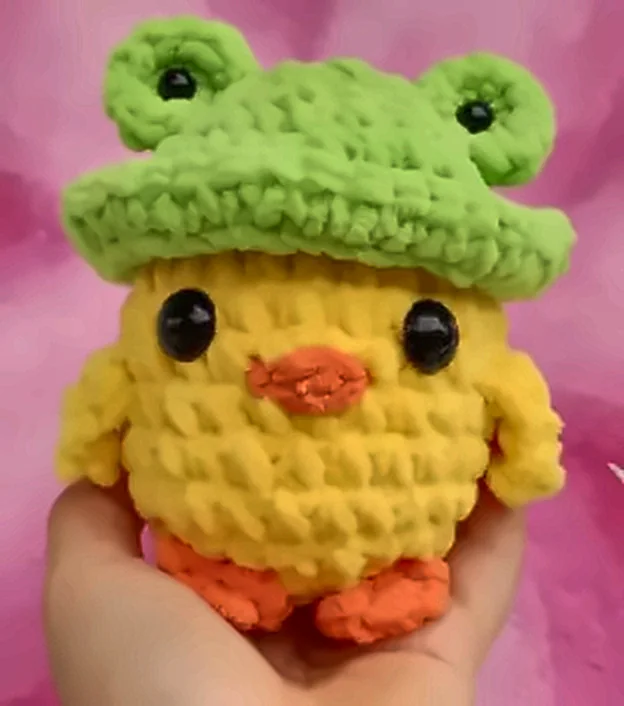 Patito amarillo tejido con gorro de ranita