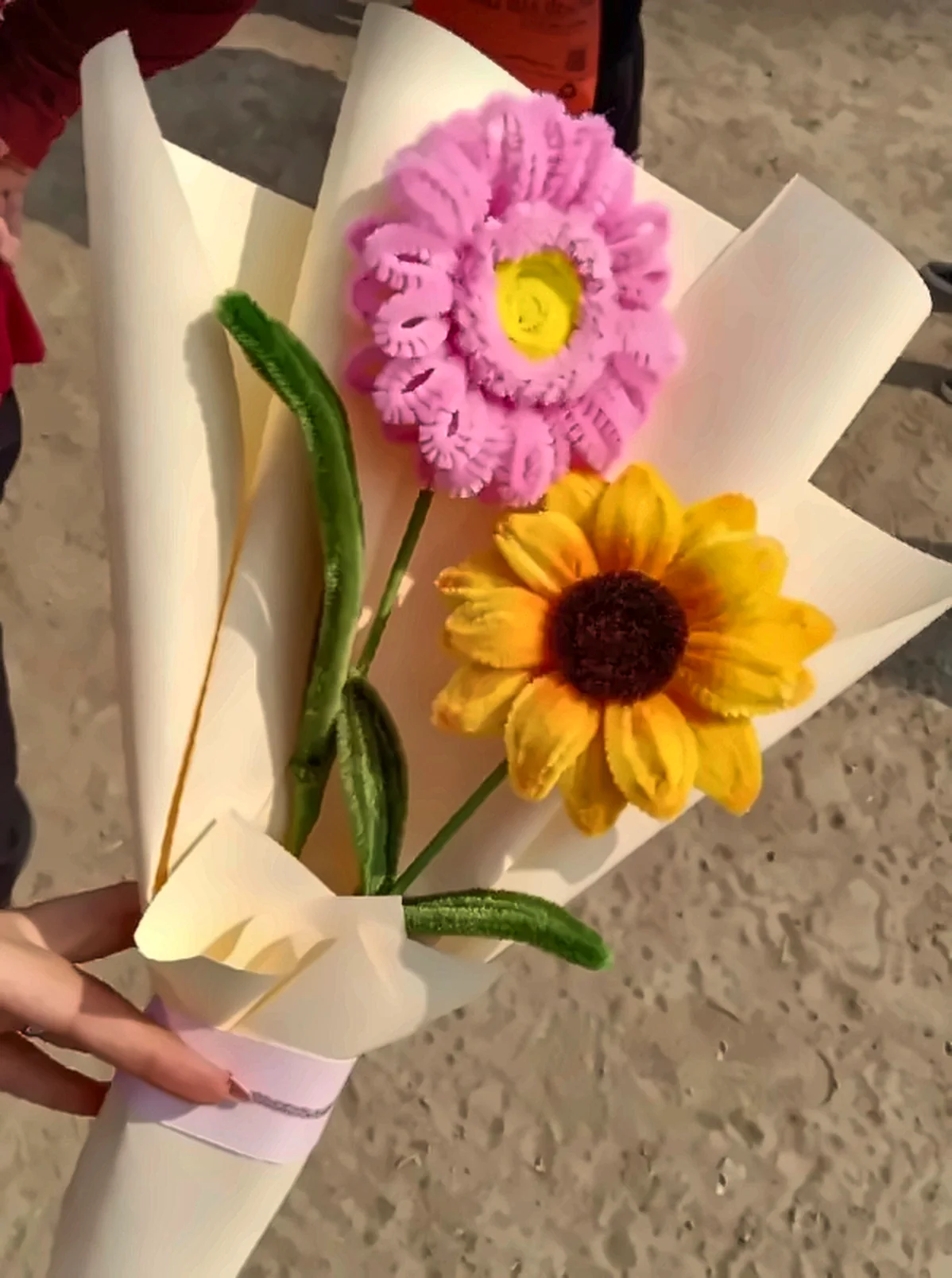 Ramo de gerbera rosa y girasol hechos con limpiapipas